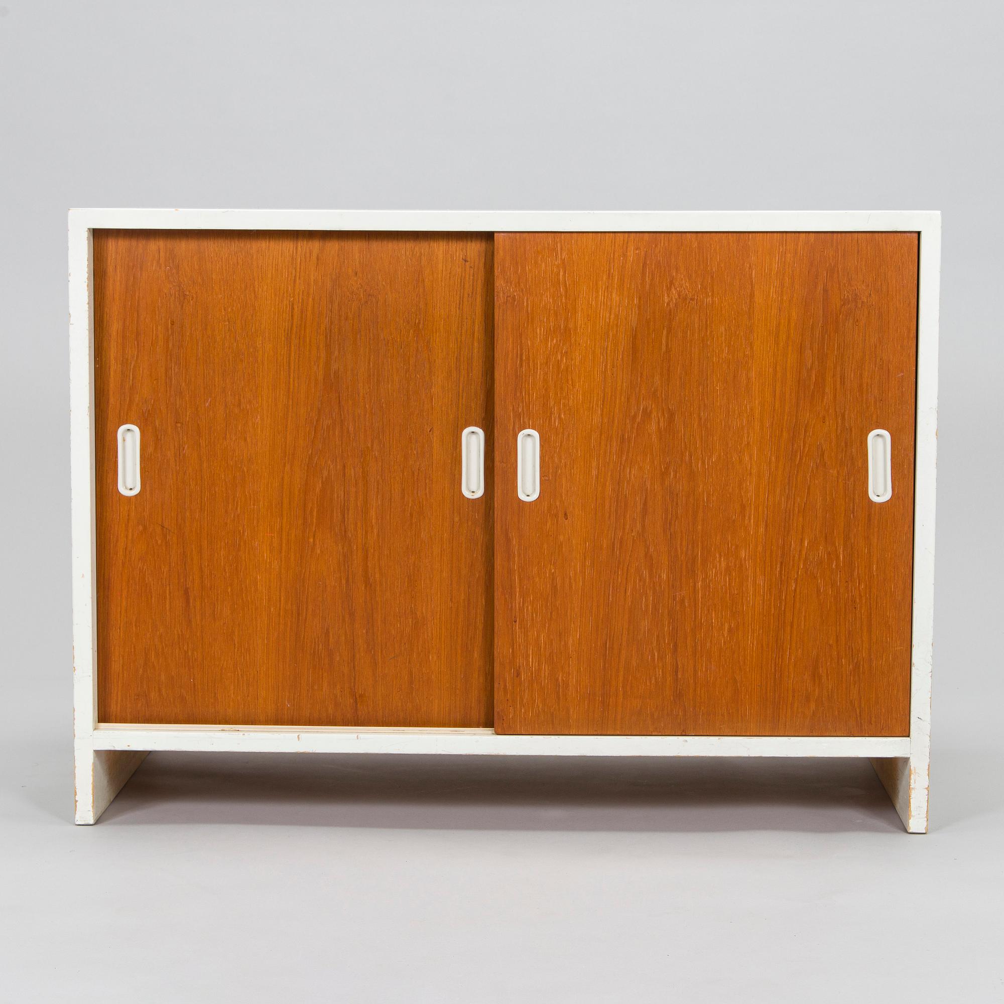 Aino Aalto, skåp, modell 217, O.Y. Huonekalu- ja Rakennustyötehdas A.B. 1900-talets mitt.