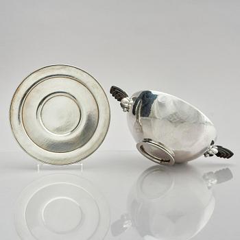 Georg Jensen, a sterling silver tureen with lid, model no 547A, design by Harald Nielsen, Copenhagen 1925-1932.