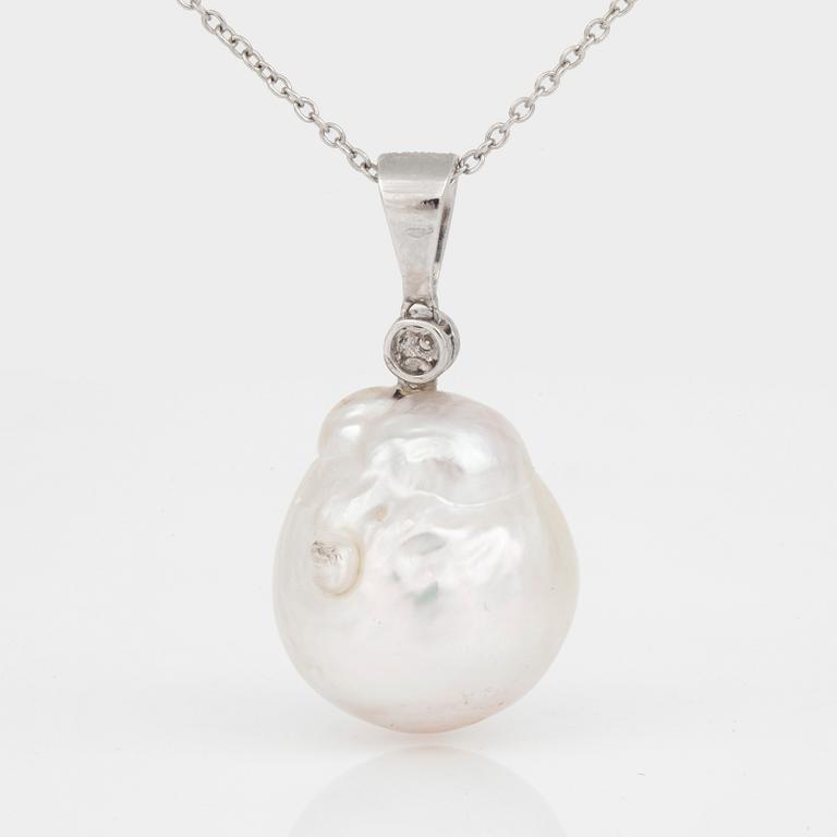 HÄNGE, med barockformad odlad 'South Sea' pärla och diamanter totalt ca 0.11 ct.