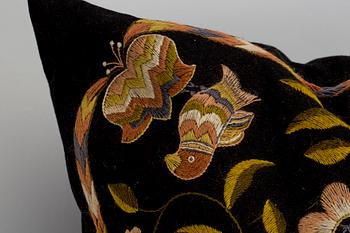 ÅKDYNA, broderad, 1900-talets första hälft.