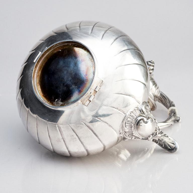 Gustaf Möllenborg (Carl Teodor Feron), tekanna på rechaud, silver, Stockholm 1885. Nyrokoko.