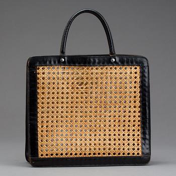 VÄSKA, svart skinn samt rotting. 1960-tal.