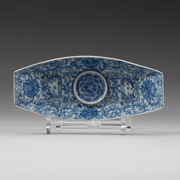 A blue and white stand for a cup, late Qing dynasty with sealmark.