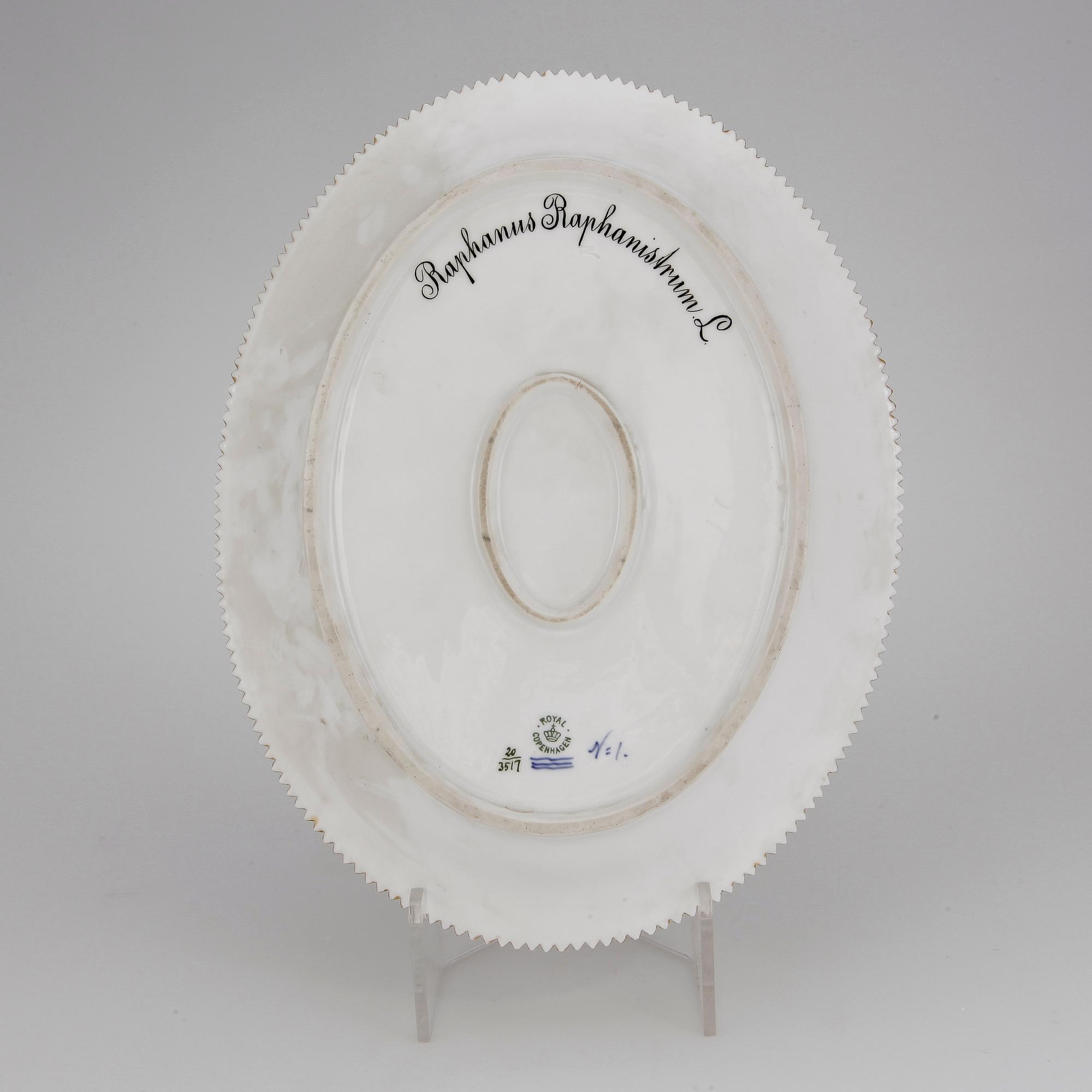 STEKFAT, porslin, "Flora Danica", Royal Copenhagen, Danmark, 1900-tal.