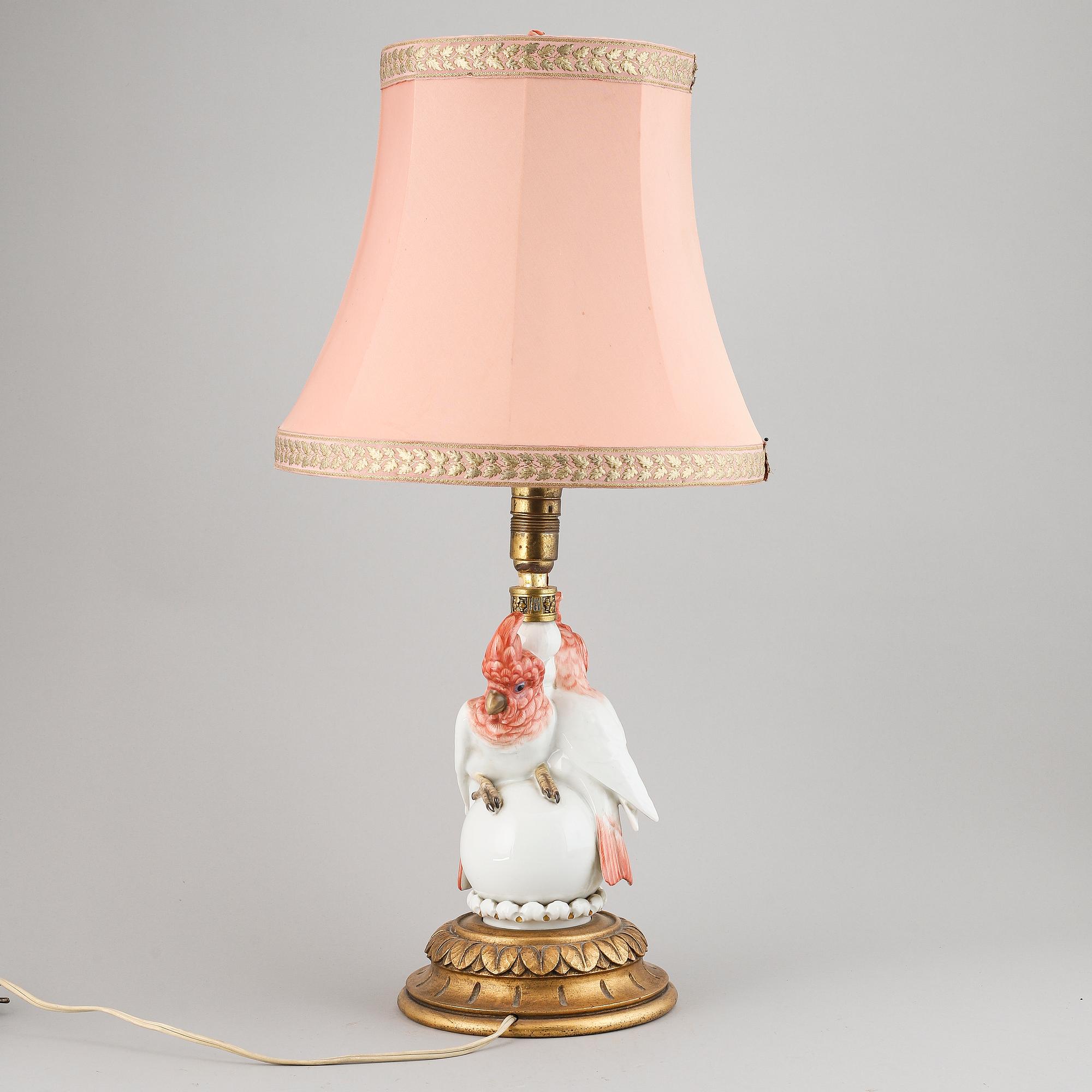 A German porcelain and wooden table lamp, 1930/40s.