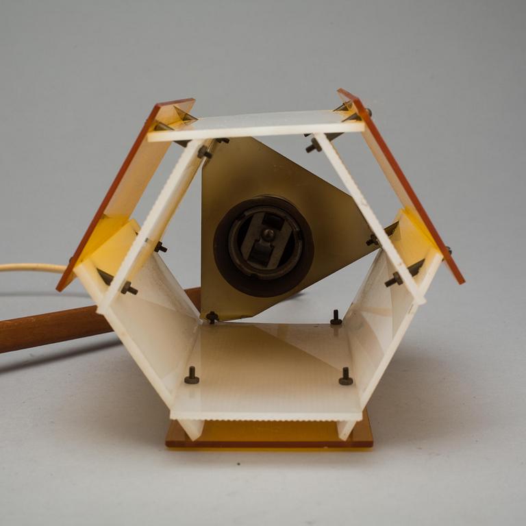 VÄGGLAMPOR, ett par, trä och plexiglas. 1950-tal.