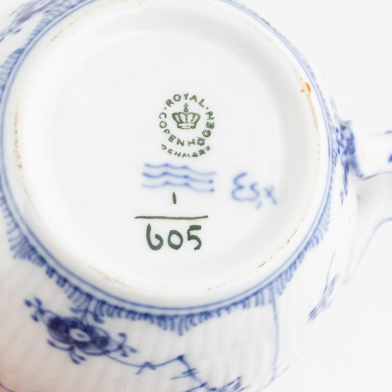 Royal Copenhagen, 13 porcelain pieces, 'Musselmalet', Denmark.