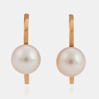 173. Peter de Wit, Margareth Sandström, a pair of 18K gold earrings with pearl, Linköping, Sweden 1998.