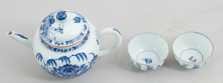 TEKANNA samt 2 TESKÅLAR, porslin, Kina, Qianlong 1736-1795.