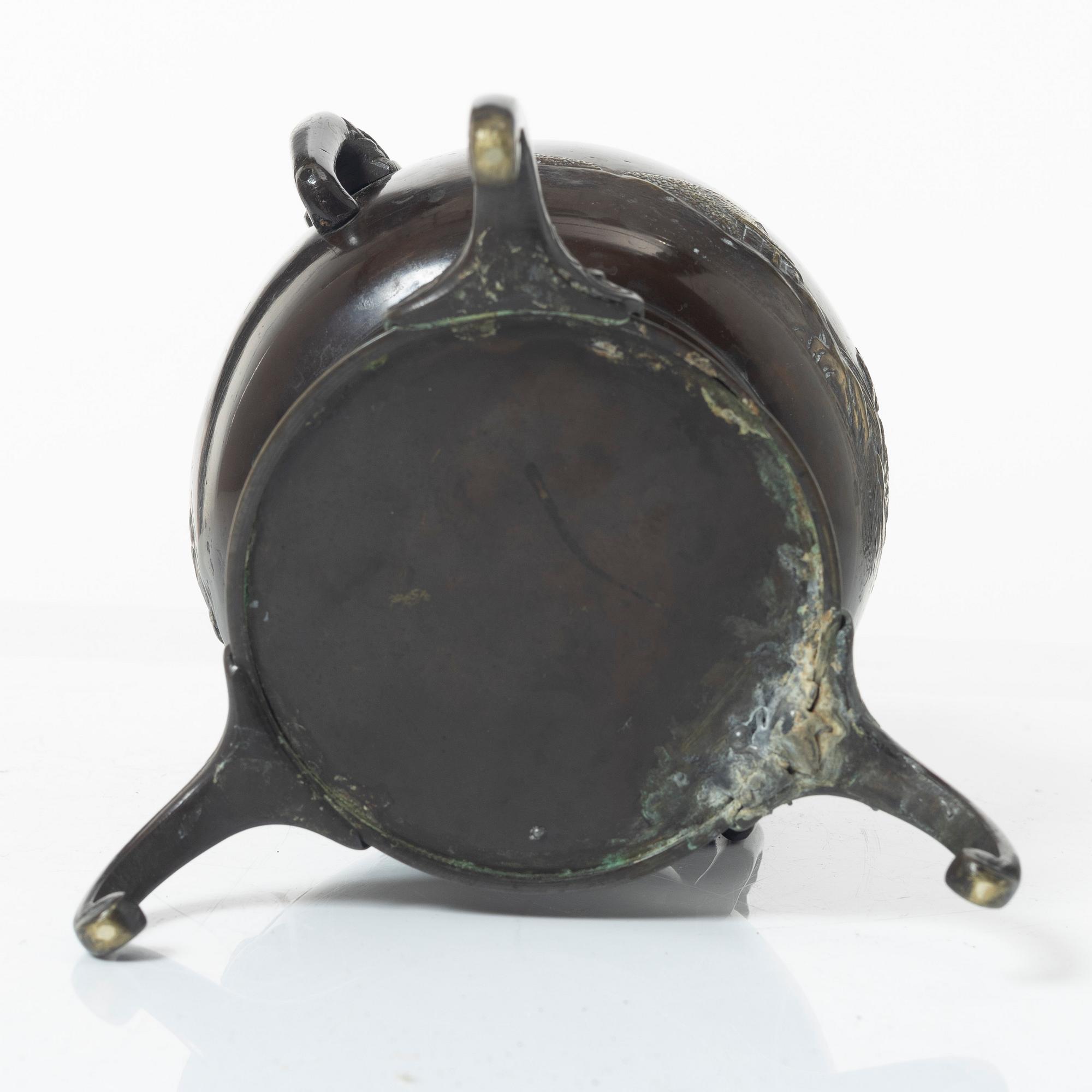A Japanese bronze tripod vase, Meiji period (1868-1912).