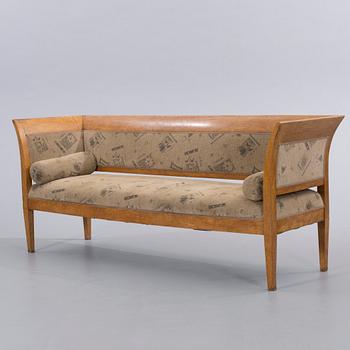 SOFFA samt 6 STOLAR, masurbjörk, omkring 1900.