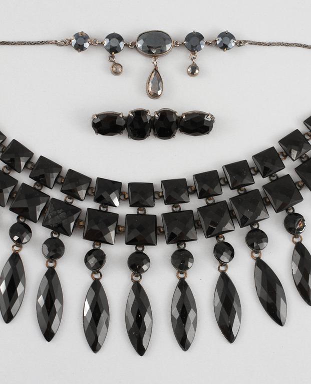SORGSMYCKEN, 3 delar, metall samt fasettslipad onyx, 1900-talets första hälft.