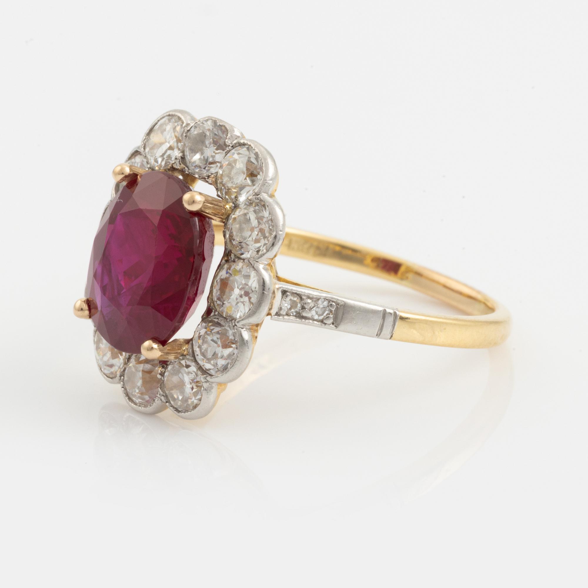 Ring 18K guld och platina med en fasettslipad rubin vikt ca 3.35 ct samt gammalslipade diamanter.