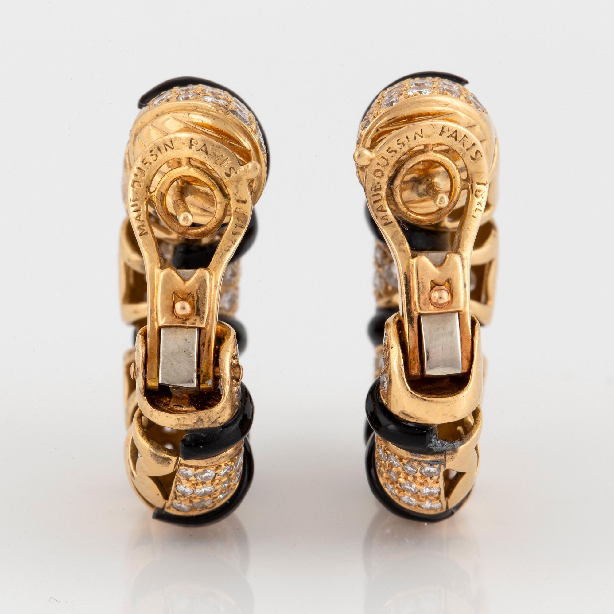 A pair of Mauboussin earrings in 18K gold set with onyx and round brilliant-cut diamonds.