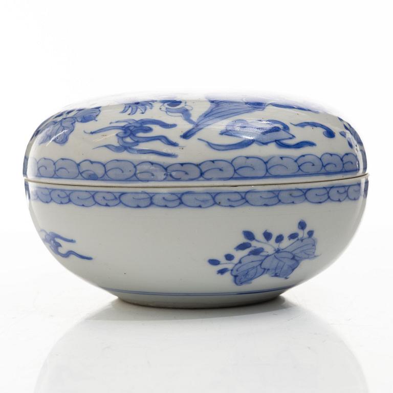 Stekfat, 5 st, kompaniporslin, Qingdynastin, Kina, 1700/1800-tal samt ask med lock och vas, Kina, 1900-tal.