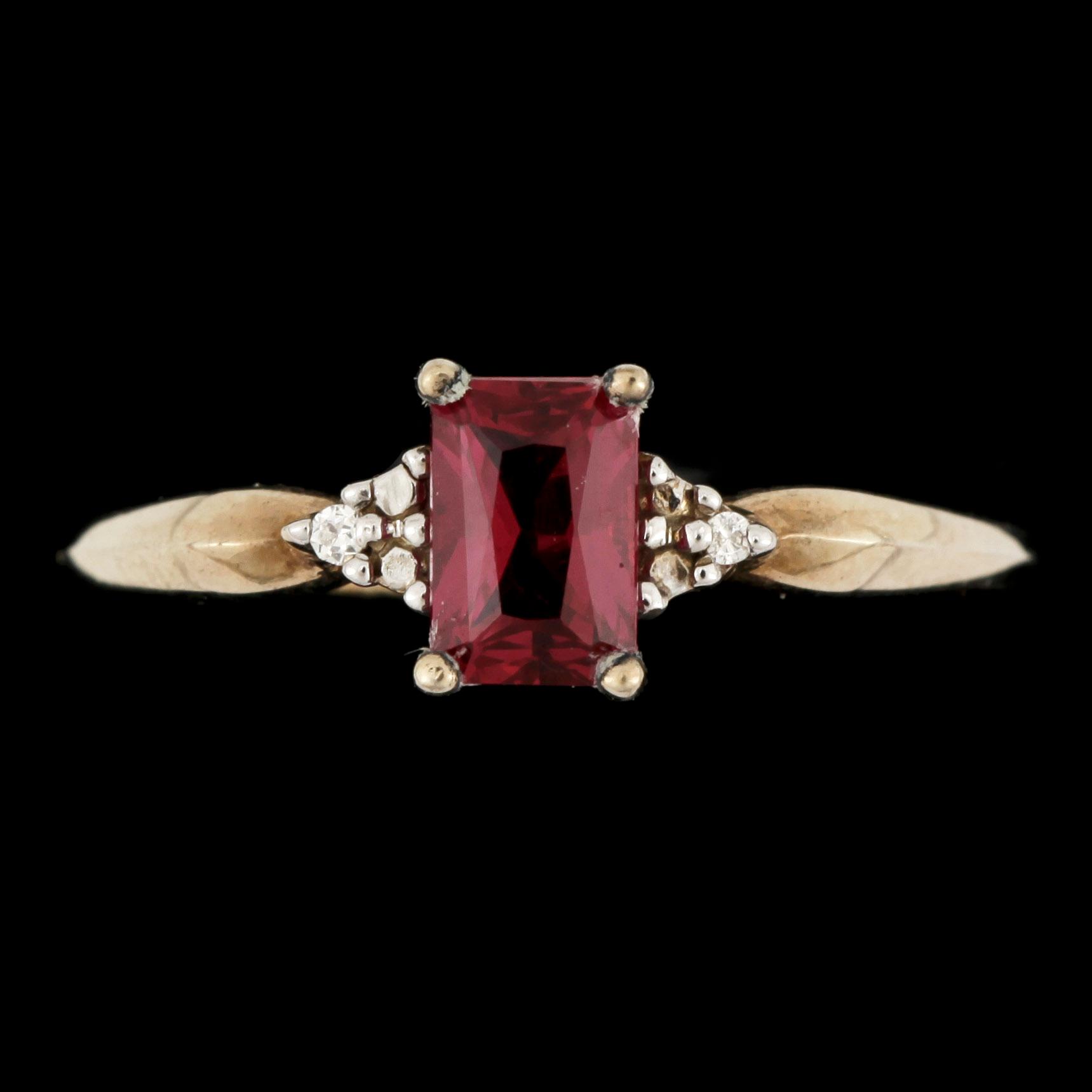 RING, 18k guld rubin och 2 små briljantslipade diamanter. Vikt ca 1,6 gram.