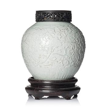 927. A blanc de chine jar, Qing dynasty, 19th century.