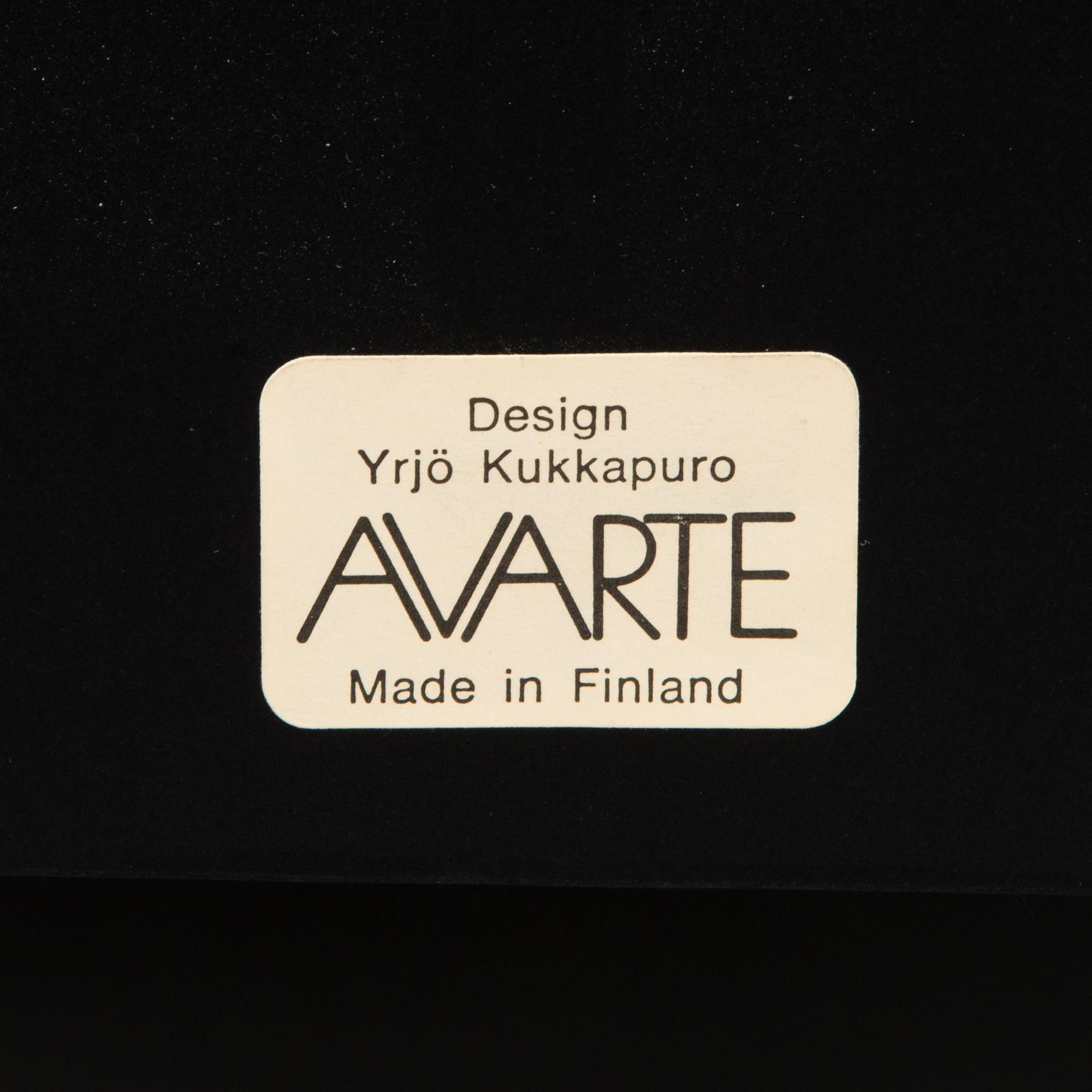 YRJÖ KUKKAPURO, nojatuolipari ja sohvapöytä, "Experiment", Avarte 1980-luku.