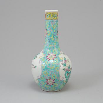 A chinese famille rose porcelain vase. Qing dynasty, Guangxu (1874-1908), with Kangxi four character mark.