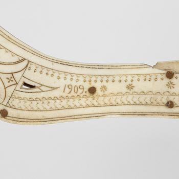 A reindeer horn knife by Jon Pålsson Fankki, signed and dated 1909.