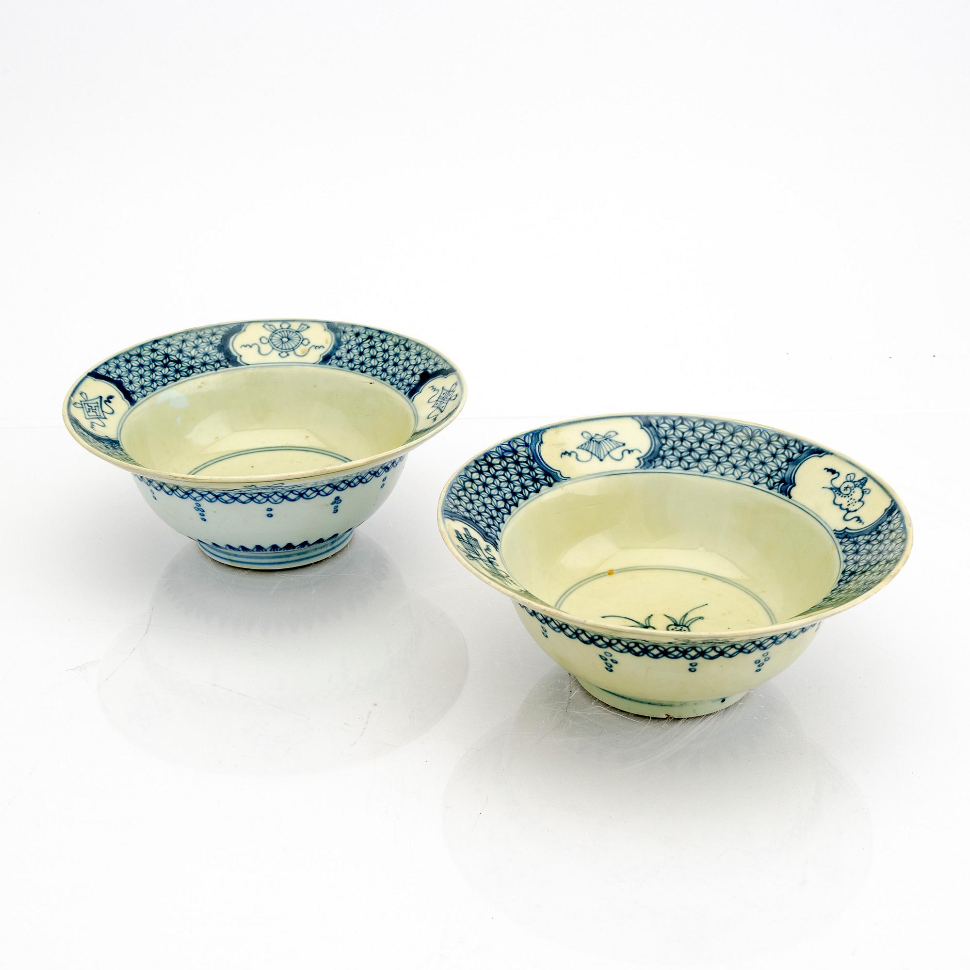 A pair of Qing Dynasty porcelain bowls.