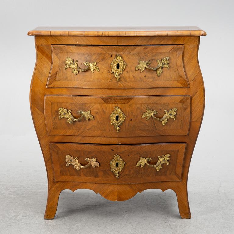 Byrå, rokoko, i Johan Åbrandts art (Stockholm 1749-1773),  1700-talets andra hälft.