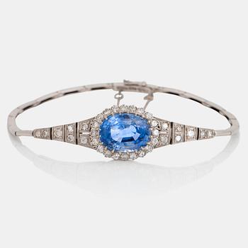 822. Armband 18K vitguld med en fasettslipad safir vikt ca 7.00 ct.