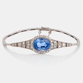 822. An 18K white gold bracelet set with a faceted sapphire weight ca 7.00 cts.