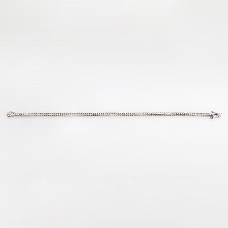 A 14K white gold bracelet with diamonds ca 0.50 ct in total.