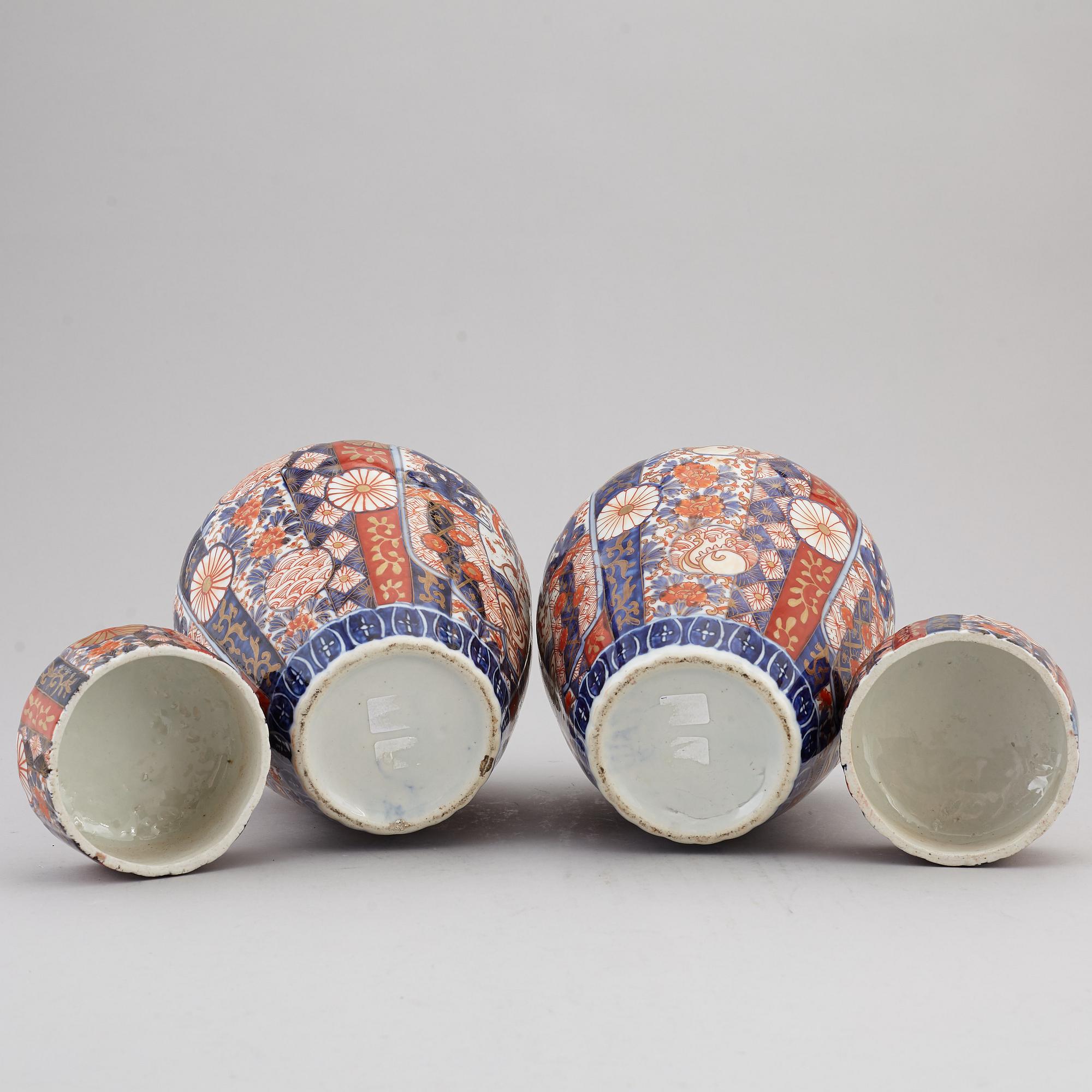 URNOR med LOCK, ett par, porslin. Japan, Meiji (1868-1912).