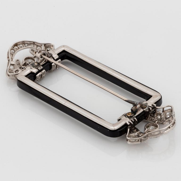 A Janesich Art Deco brooch in onyx and platinum set with old- and eight-cut diamonds.