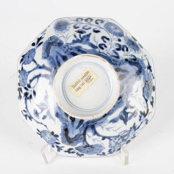 A Chinese blue and white porcelain dish, Kangxi, (1661-1722).