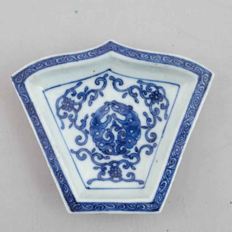 A group of four blue and white dishes and a cabaret piece, Qing dynasty, 18th century.