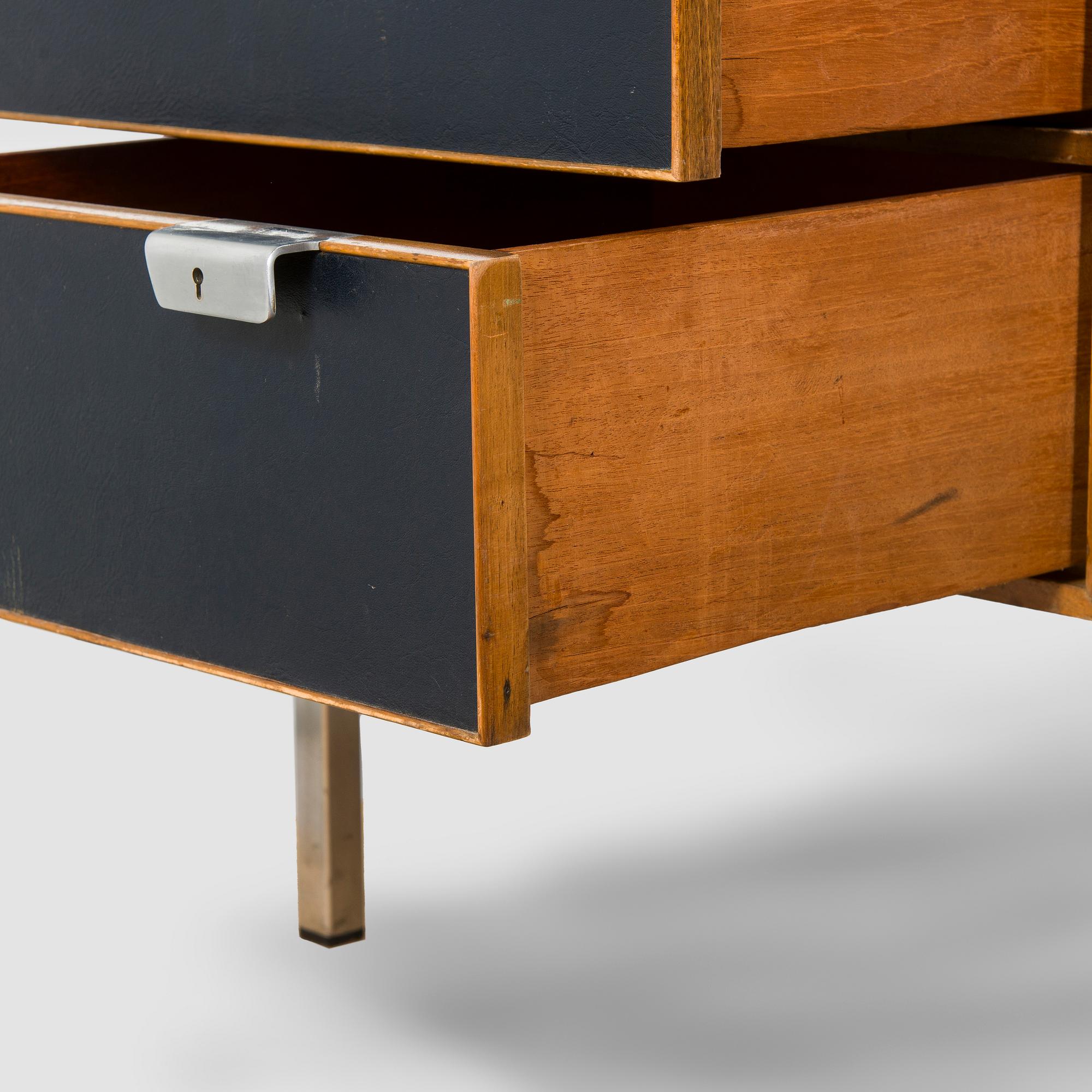 Kirjoituspöytä, HH. Martyn & Co Ltd, päivätty kesäkuu 1966.