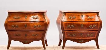 BYRÅAR, ett par rokokostil, 1900-tal.