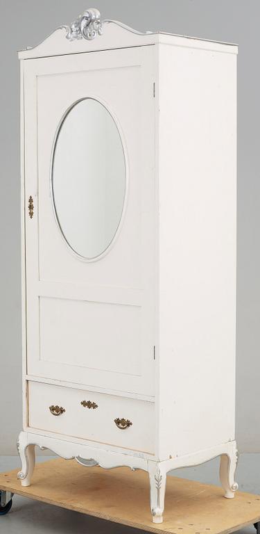 KLÄDSKÅP, rokokostil, 1900-talets andra hälft.