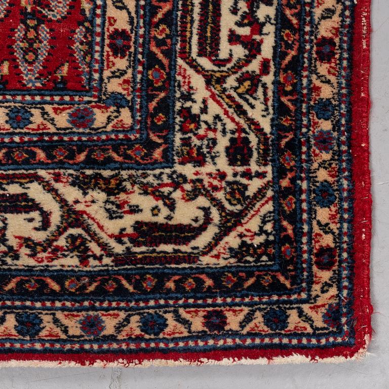 A rug, a semi-antique Oriental with Serabend patterns, ca 197,5-199 x 133,5-135,5 cm.
