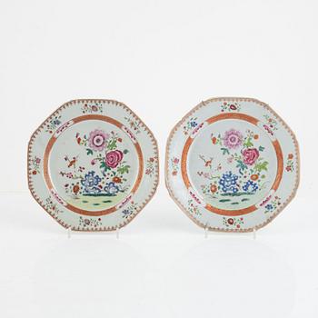 A set of five Chinese export porcelain plates, Qing dynasty, Qianlong (1736-95).