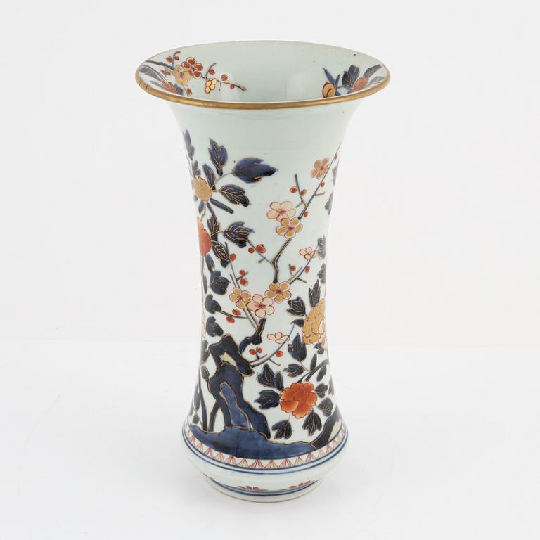 A Japanese imari vase, Edo period (1666-1867).