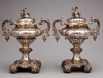 SOCKERSKÅLAR, ett par, silver, Gustaf Möllenborg, Stockholm, 1846. Tot vikt ca 1390g.