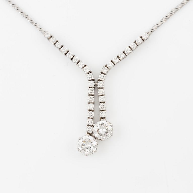 An 18K white gold necklace set with round brilliant-cut diamonds.
