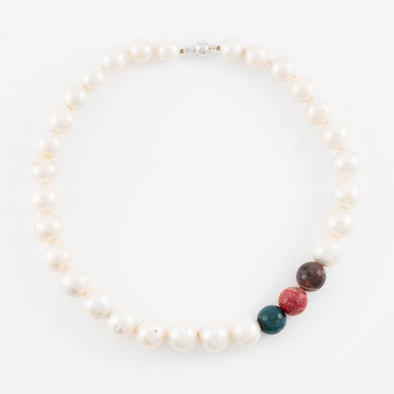 Collier med odlade sötvattenspärlor och agat, lås 18K vitguld.