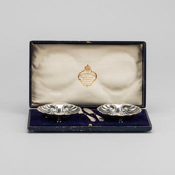 ALEXANDER CLARK & CO,  smörsnäckor ett par samt knivar ett par, silver tidigt 1900-tal i etui.