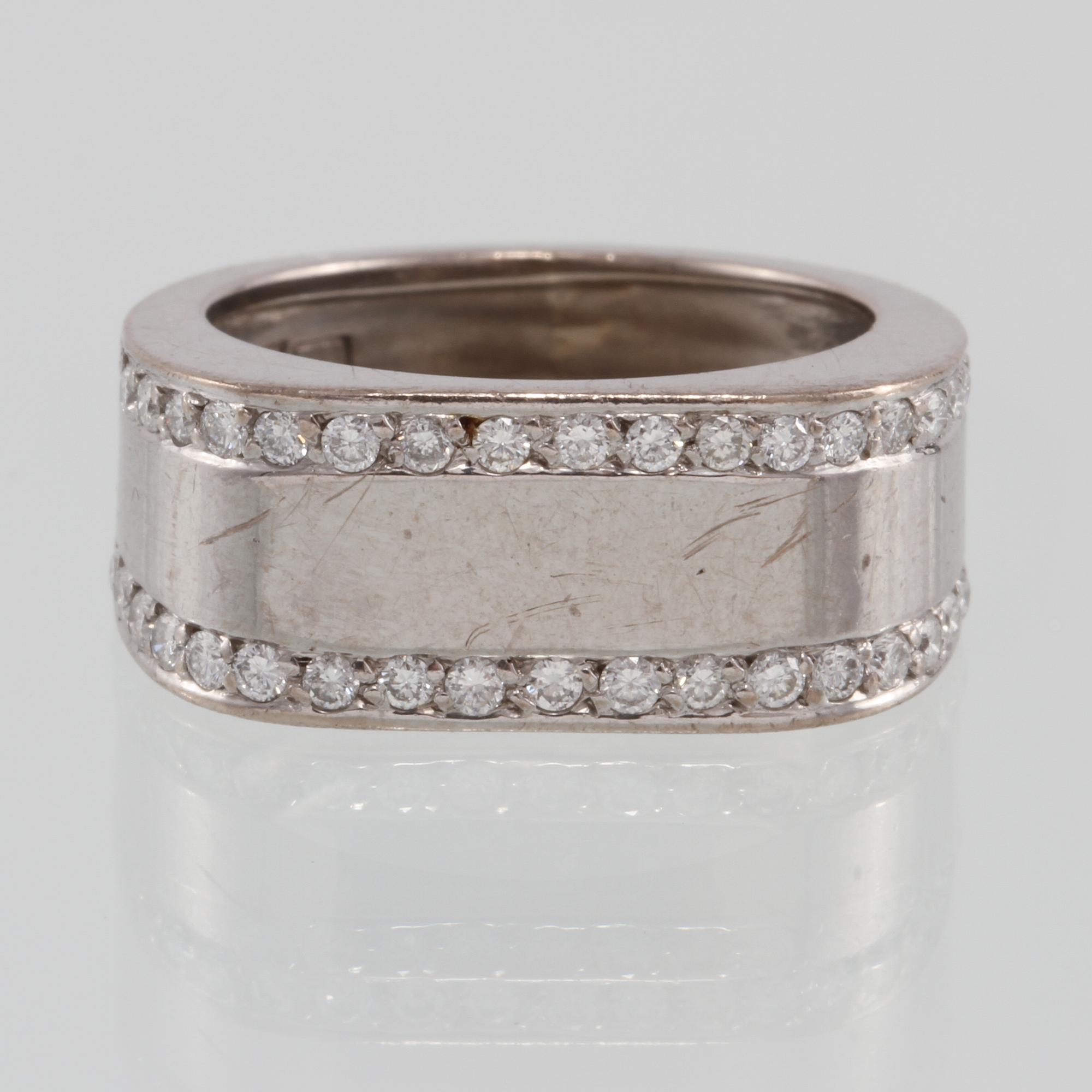 RING, 18K vitguld med briljantslipade diamanter, Heribert Engelbert, Stockholm, 2000. Vikt 6,6 gram.