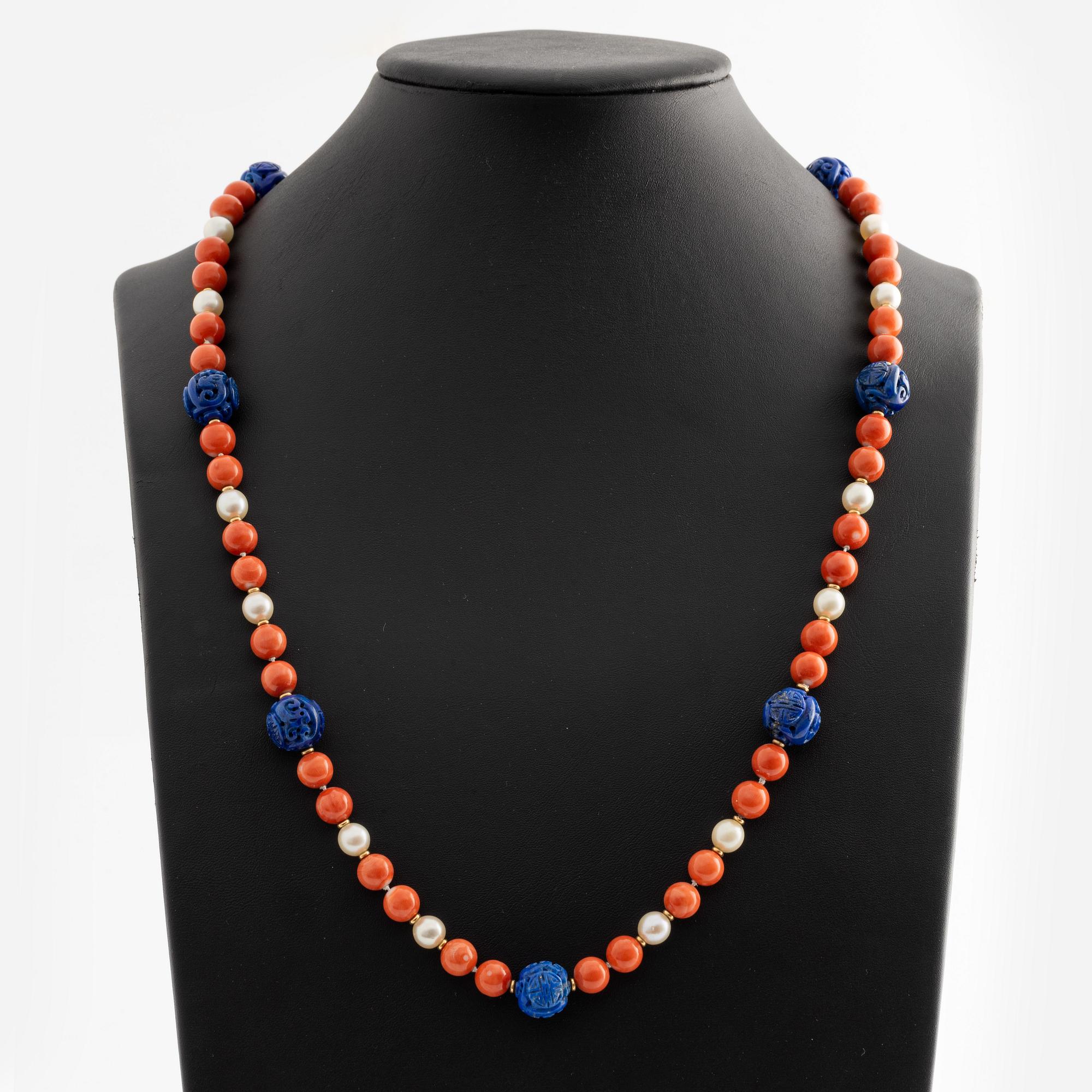 Collier korall, odlade pärlor och sannolikt lapis lazuli.