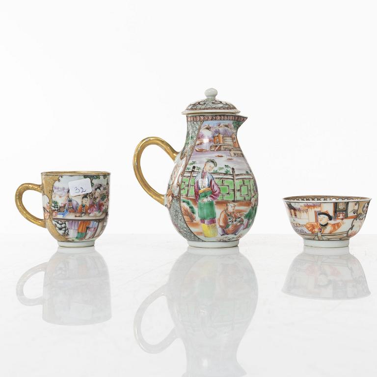 A Chinese export porcelain creamer with cover and two cups, Qing dynasty, 18th century.