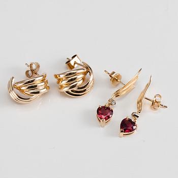 ÖRHÄNGEN, 2 par, 14K guld, hjärtförmade granater, små diamanter. Vikt tot. 6,1 g.