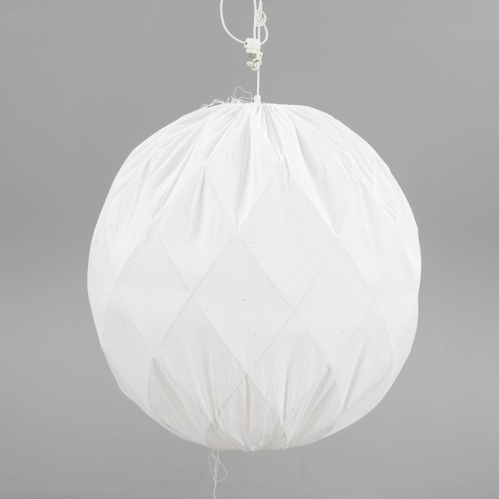 TAKLAMPA, "Pia", Tore Ahlsén, Gärsnäs, 1900-talets andra hälft. Höjd ca 85 cm.