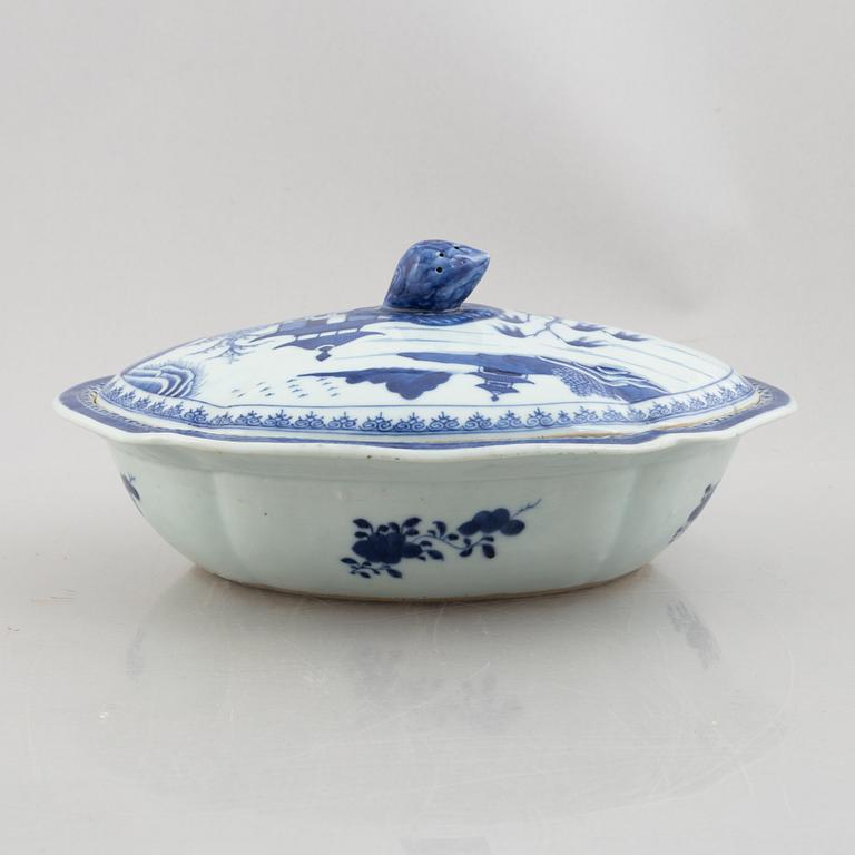 A Chinese export porcelain tureen with cover and a charger, Qing dynasty, Qianlong (1736-95).