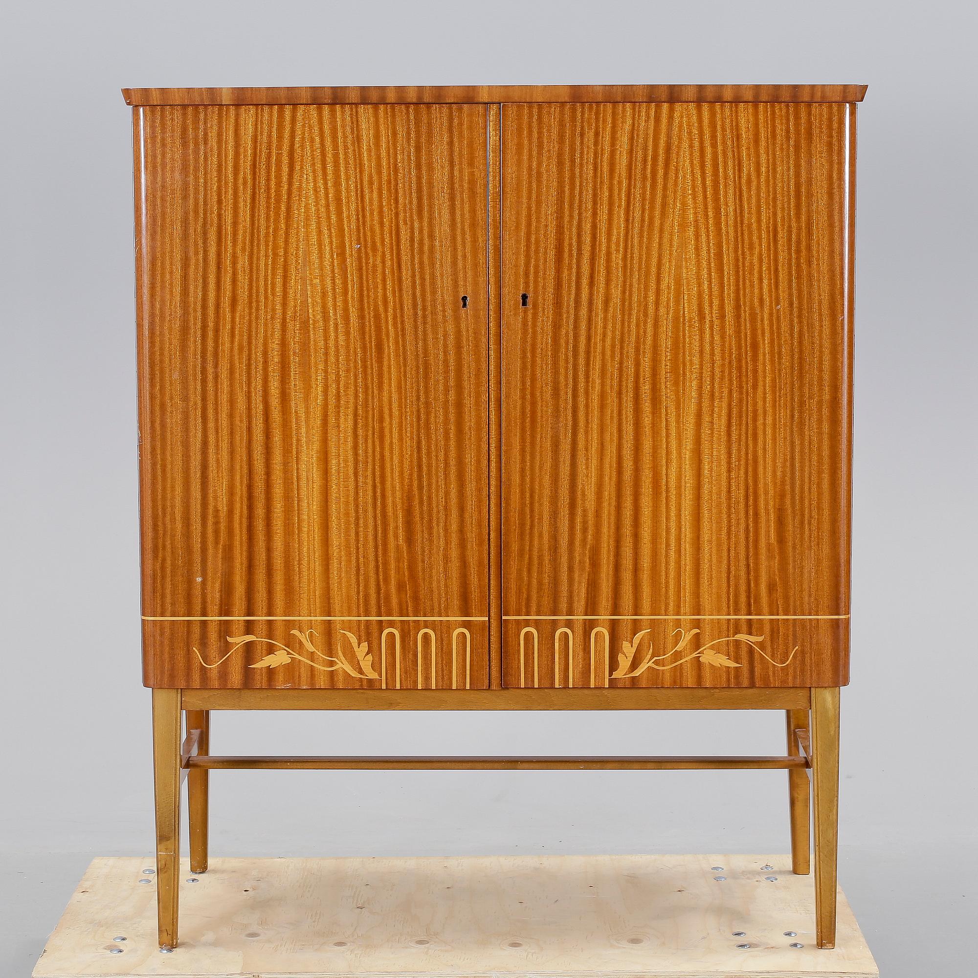 LINNESKÅP, mahogny, 1950-tal.